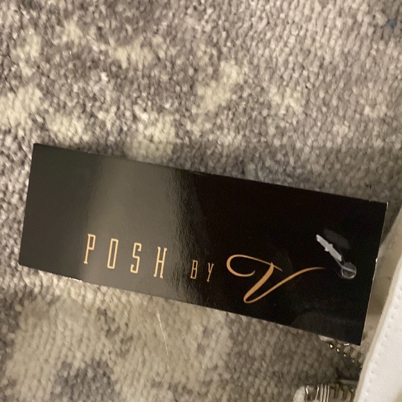 Trendy short white sting shorts - Picture 3 of 3